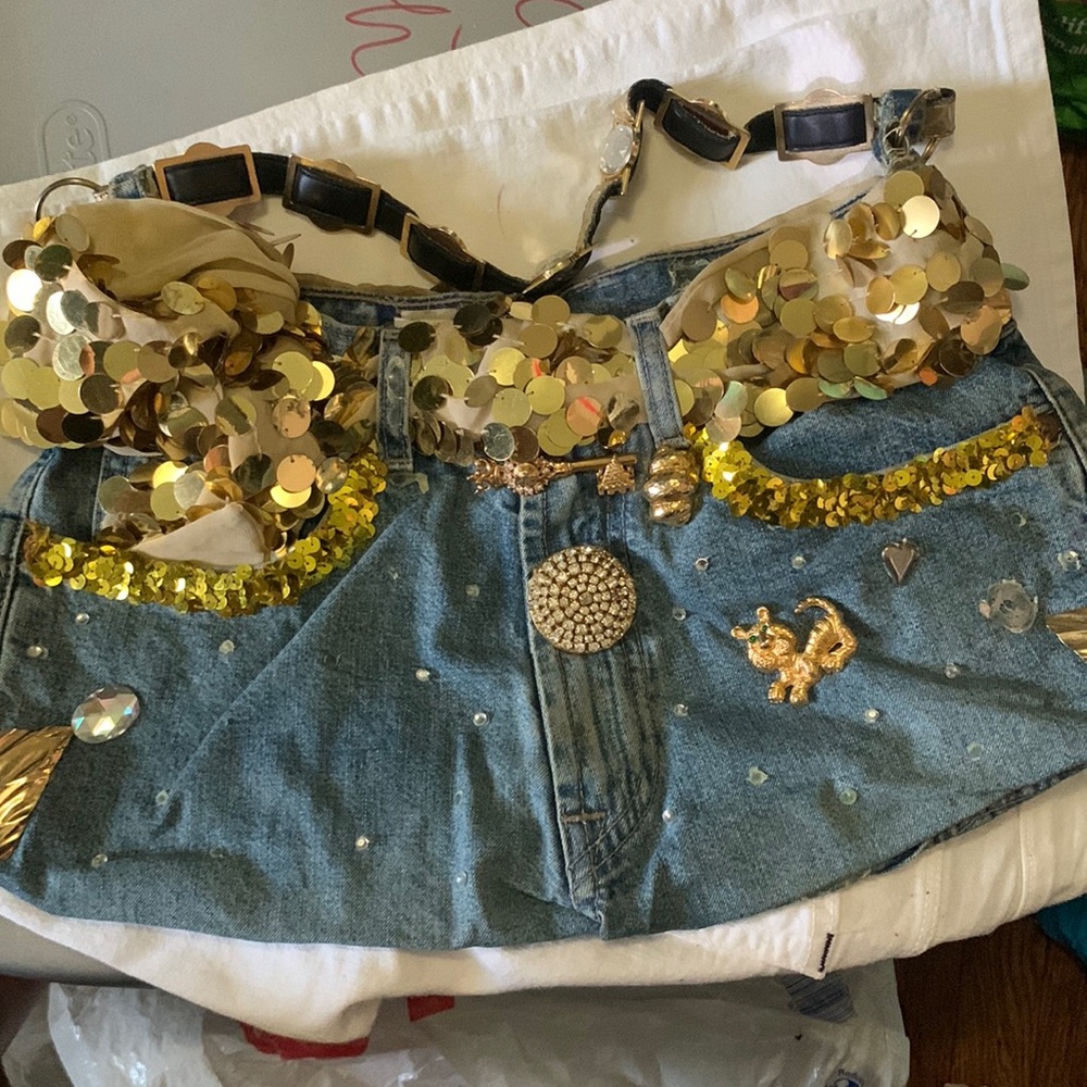 HANDMADE DENIM HANDBAG WITH GOLD DETAILS.